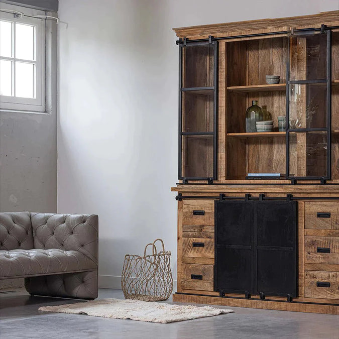 Holz-Sideboard mit schwarzen Metalldetails.