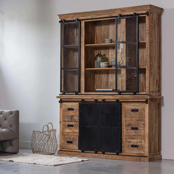 Holz-Sideboard mit schwarzen Metalldetails.