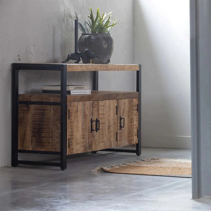 Holz-Sideboard mit schwarzen Beinen.