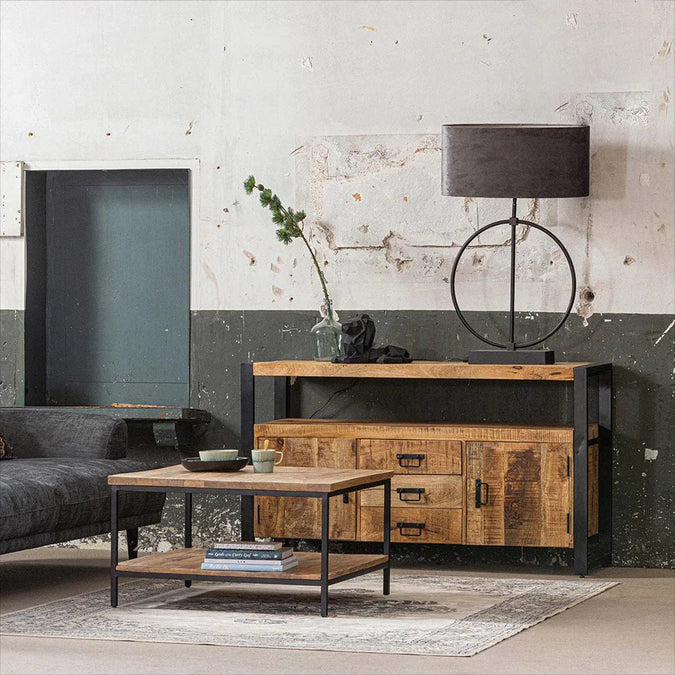 Holz-Sideboard mit schwarzen Metalldetails.