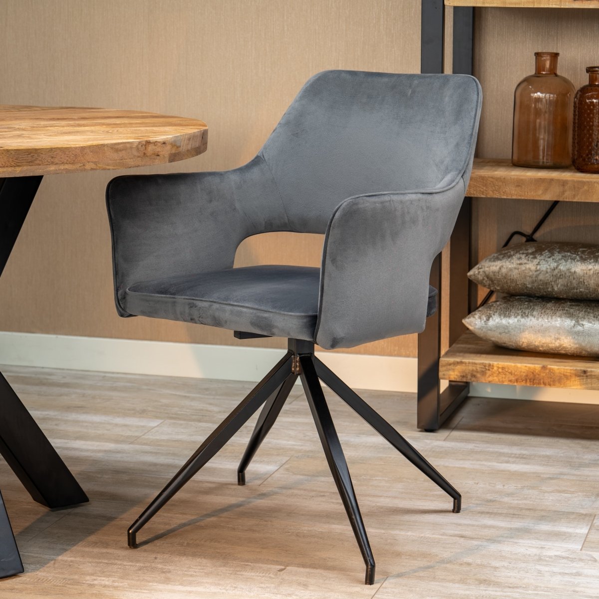 Grauer Esszimmerstuhl mit schwarzen Beinen.