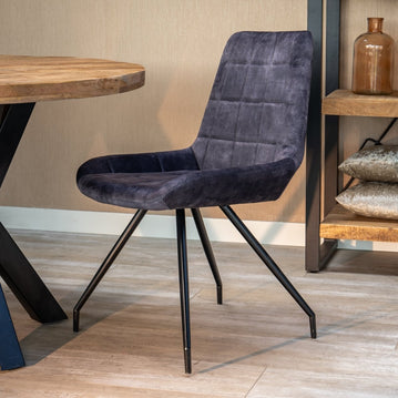 Dunkelgrauer Esszimmerstuhl mit schwarzen Beinen.