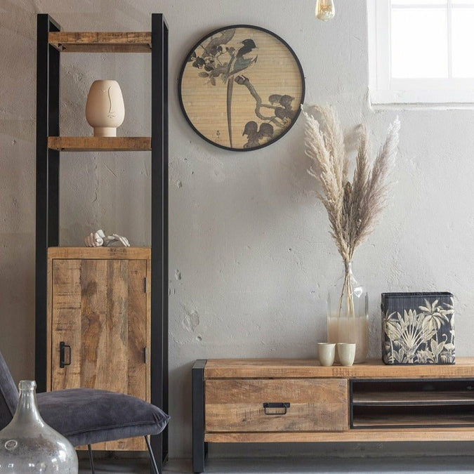 Holz-Sideboard mit schwarzen Metalldetails.