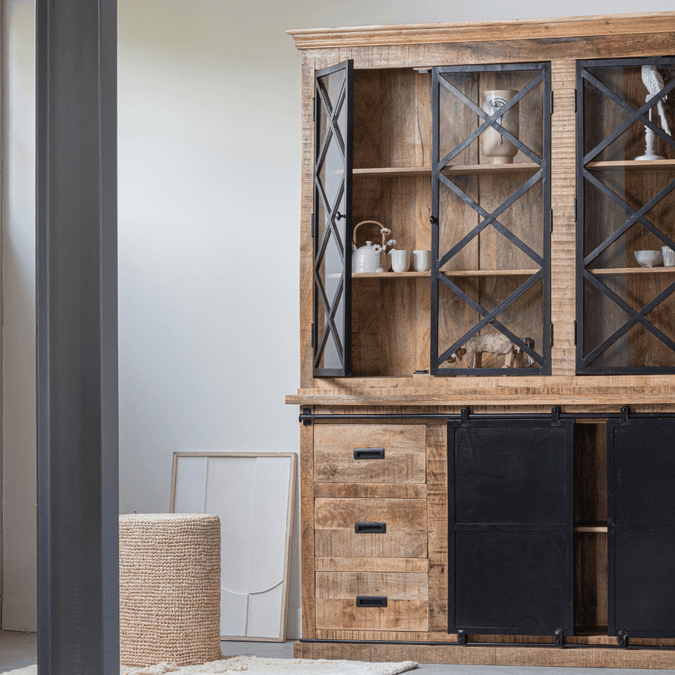 Holz-Sideboard mit Metall-Details.