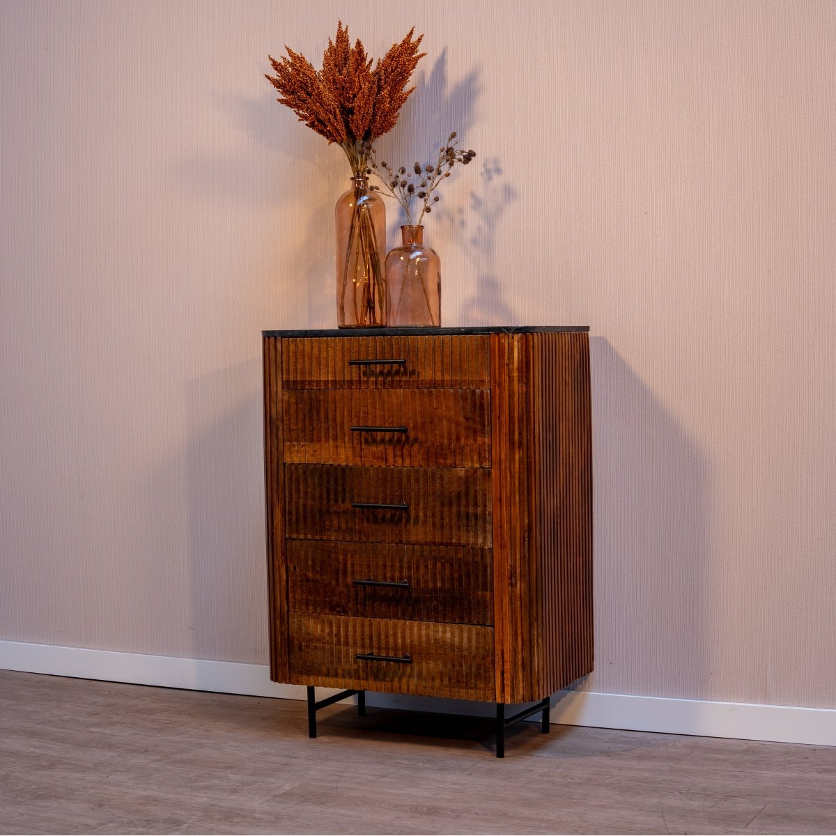 Brauner Holzschrank mit horizontalen Rillen und 5 Schubladen.