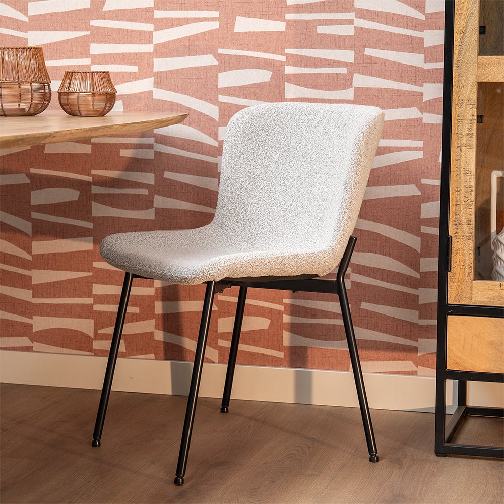 Beiger Stoff-Esszimmerstuhl mit schwarzen Beinen. 