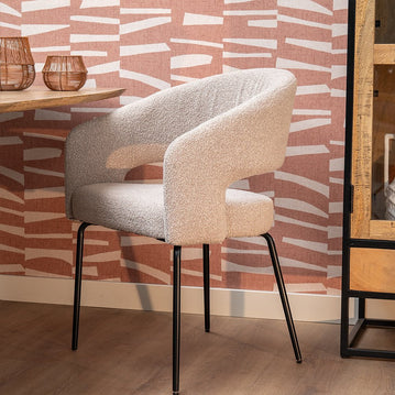 Beiger Esszimmerstuhl mit schwarzen Beinen.