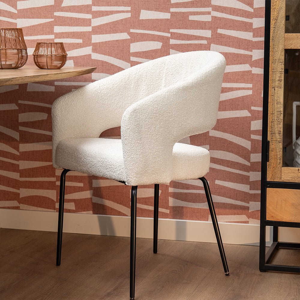 Weißer Esszimmerstuhl mit schwarzen Beinen.