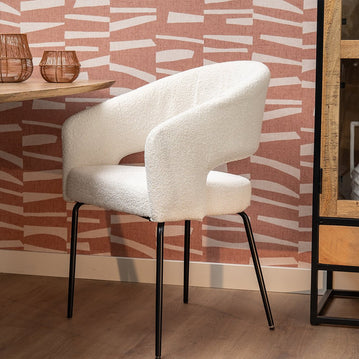 Weißer Esszimmerstuhl mit schwarzen Beinen.