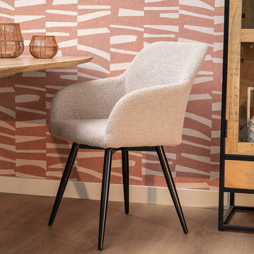 Beige Stoff-Esszimmerstuhl mit schwarzen Beinen.