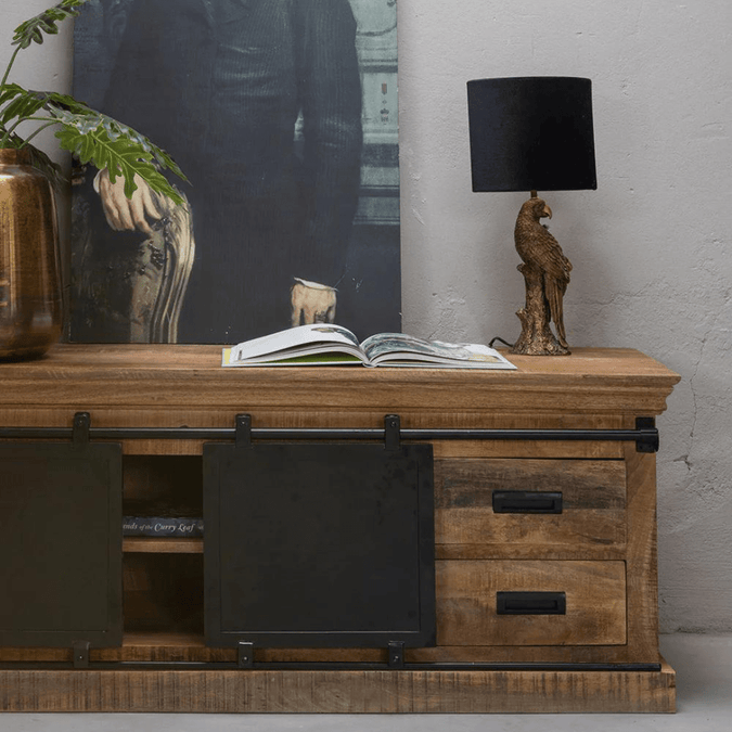 Holz-TV-Möbel mit schwarzen Stahl-Details.