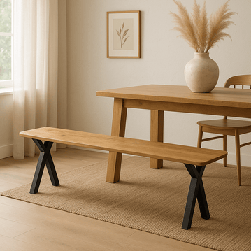 Holzbank für Esszimmer mit schwarzen Metall-X-Beinen.