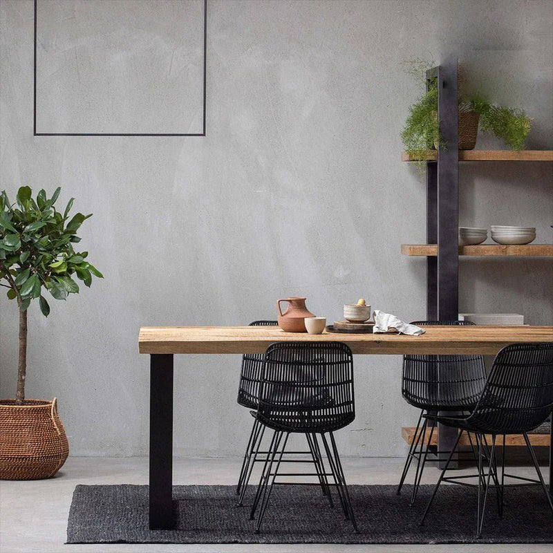 Mangoholz-Esstisch mit schwarzem Metalltischbein. 