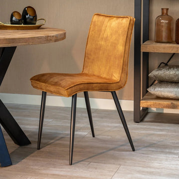 Brauner Esszimmerstuhl mit schwarzen Beinen ohne Armlehnen.