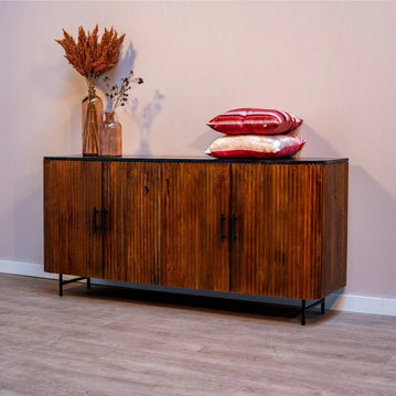 Sideboard aus braunem Holz mit schwarzen Beinen und Griffen.
