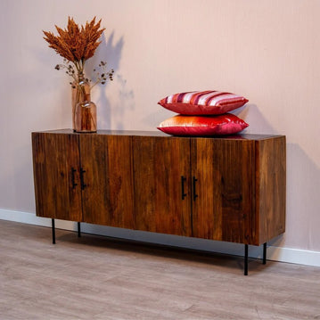 Sideboard aus braunem Holz mit schwarzen Beinen und Griffen.