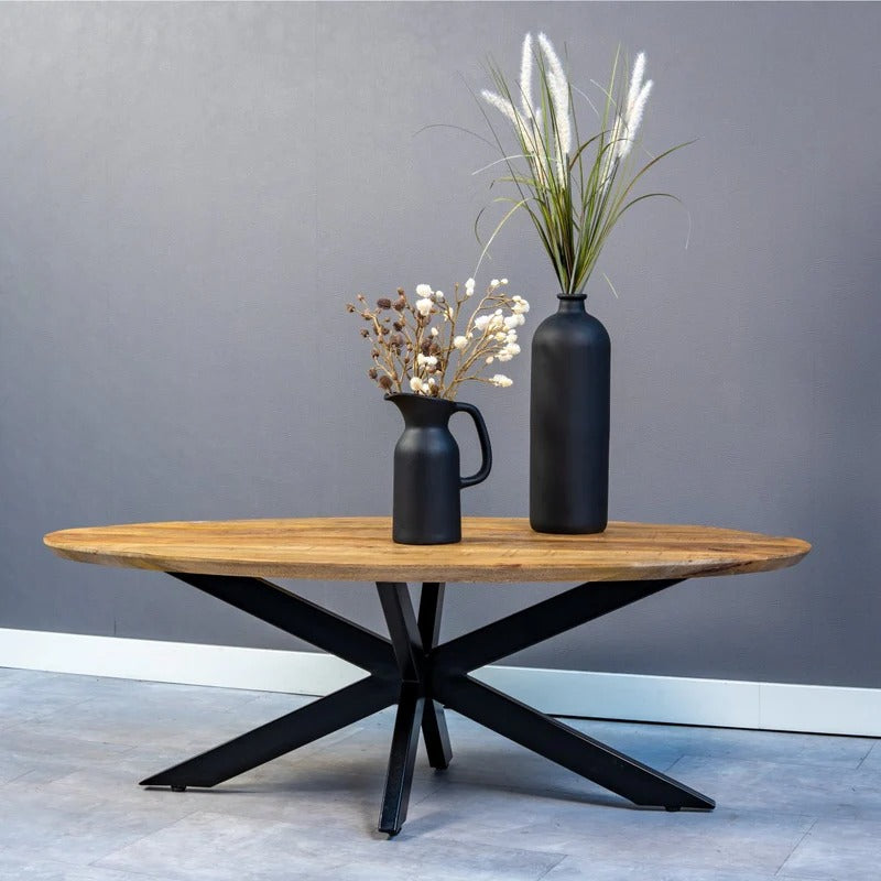 Runder Holztisch mit schwarzen Beinen