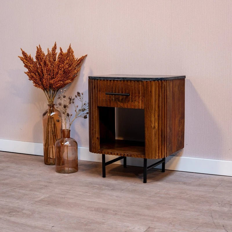 Braunes Holz-Nachttischchen mit schwarzem Rahmen. 