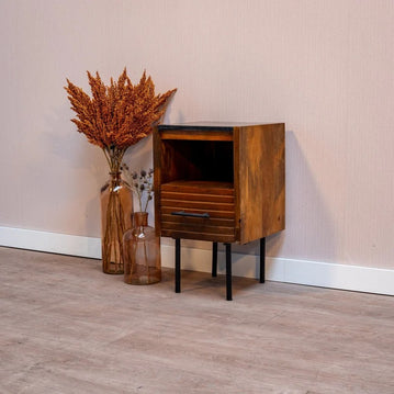 Braunes TV-Möbel aus Holz mit schwarzen Beinen und Griffen.