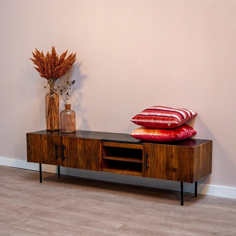 Braunes TV-Möbel aus Holz mit schwarzen Beinen und Griffen.