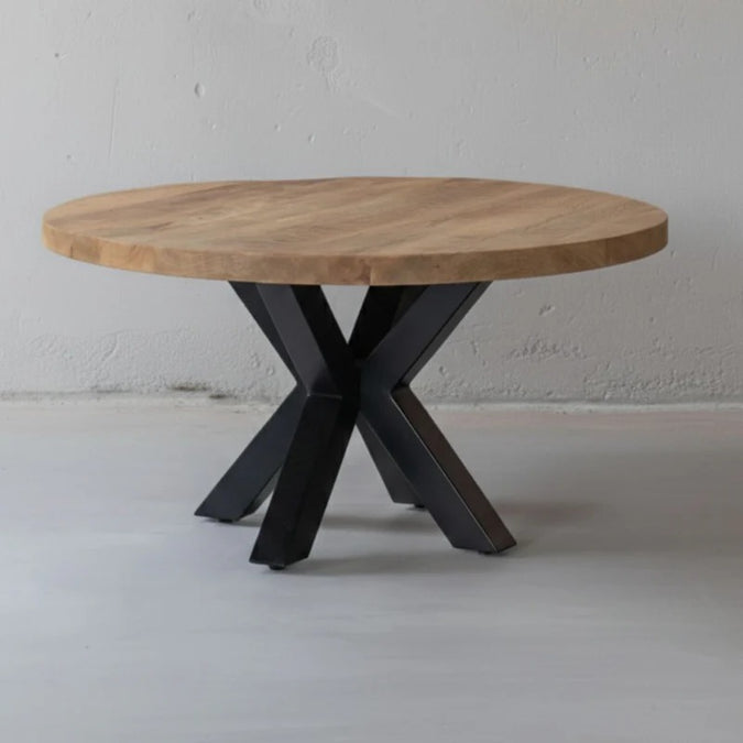 Couchtisch aus Mangoholz mit schwarzen Metallbeinen