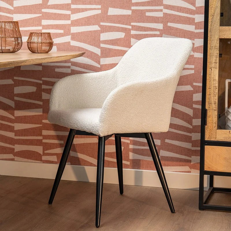 Weißer Esszimmerstuhl mit schwarzen Beinen.