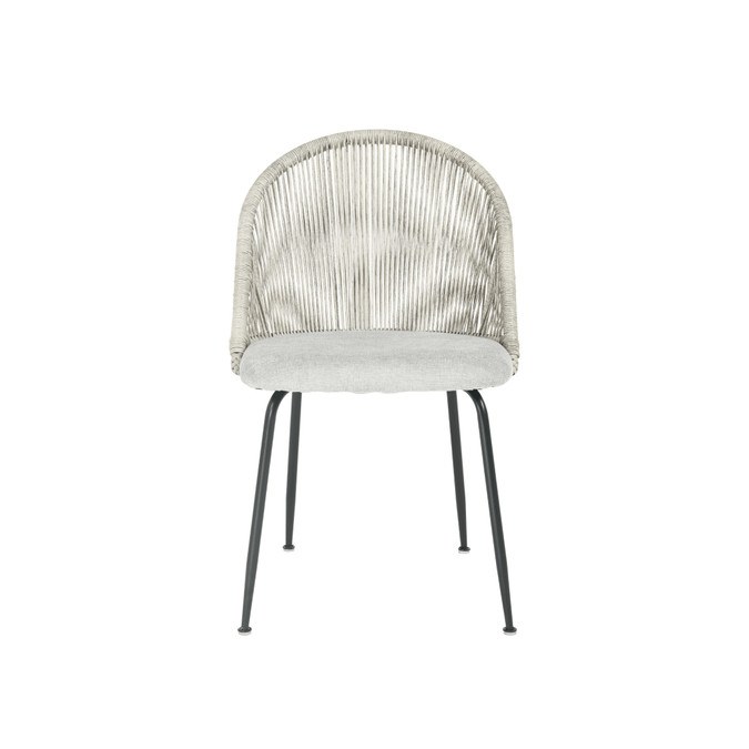 Grauer Esszimmerstuhl mit geflochtener Rückenlehne und schwarzen Beinen.